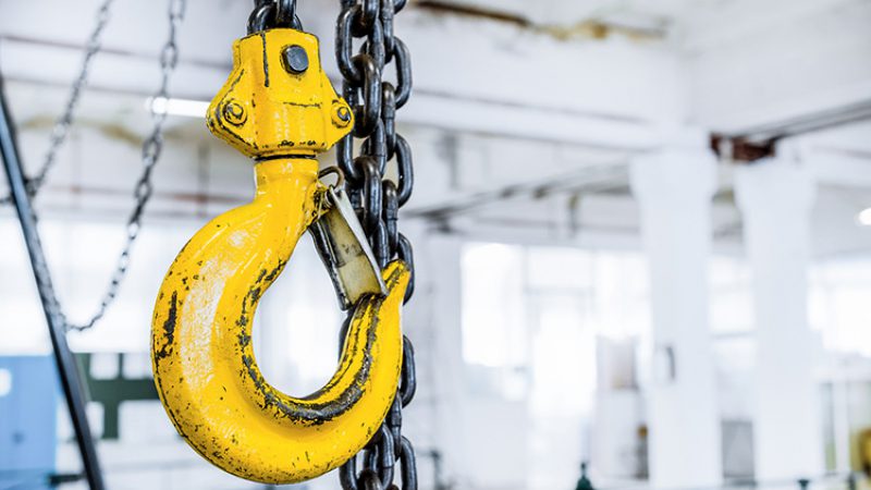 Powerful steel load-lifting hook. Black steel chain.